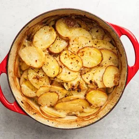 Foto van een braadpan met gegratineerde aardappels uit Flavour van Ottolenghi