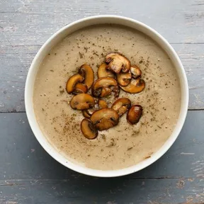 Foto van een kom vegan gebonden champignonsoep