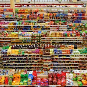 Stockfoto van gevulde schappen in de supermarkt