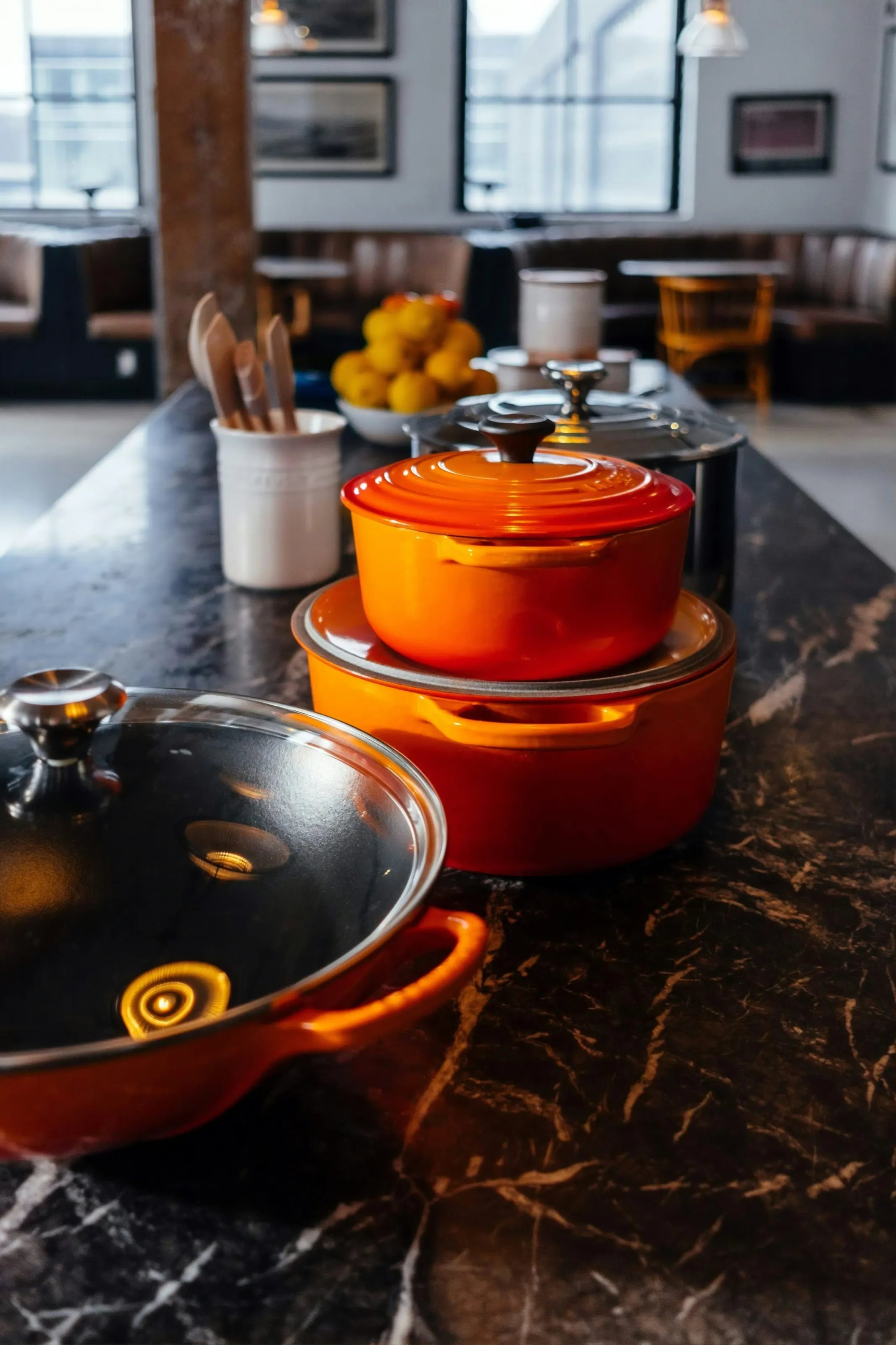 Stockfoto van een keuken met oranje gietijzeren pannen. Foto afkomstig van Unsplash.