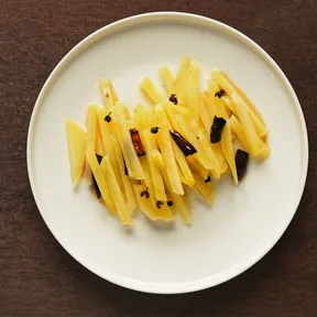 Pittige aardappelsalade uit Fuchsia Dunlop's Sichuan