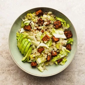 Foto van quinoa salade met avocado en tempeh uit de airfryer