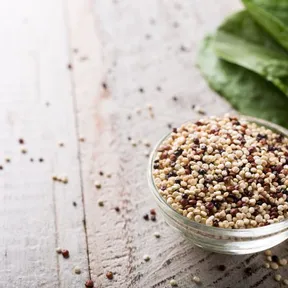 Stockfoto van een schaaltje met driekleuren quinoa