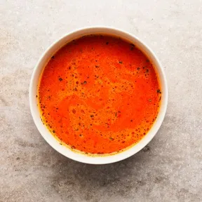 Foto van een kom met tomaat-paprikasoep. Een lekker makkelijk gerechtje zonder gedoe.