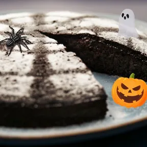 Foto van vegan chocoladecake versierd voor Halloween